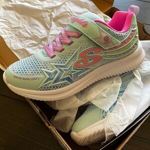 Skechers new in box girls size 3